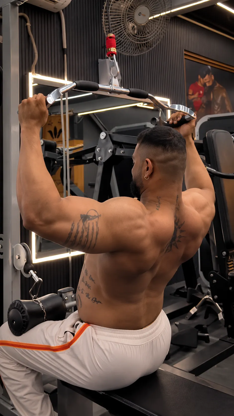 Lat pulldown with the D-handle bar at POL Fitness